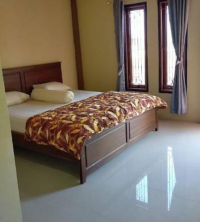 Andira Homestay Лабуан-Баджо Екстер'єр фото