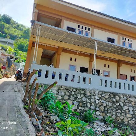 Andira Homestay Лабуан-Баджо Екстер'єр фото